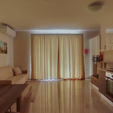 Marbella Holiday Apartments - Seafront - Wifi Марсаскала Экстерьер фото